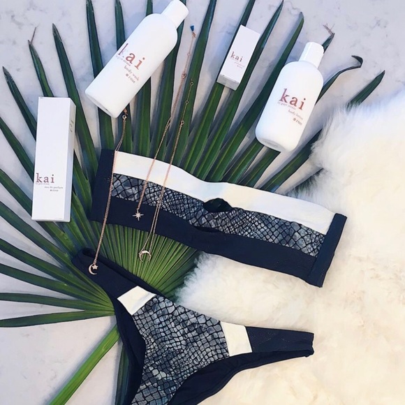 ✨Sexy Black &Cream Snakeskin Bandeau Style Bikini✨ - Picture 3 of 5